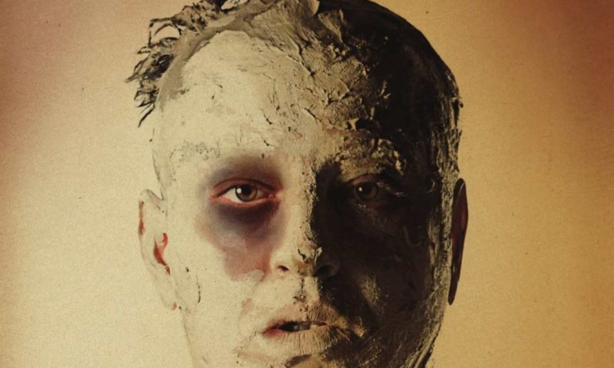Leonardo Fernandes como Frankenstein, monstro criado a partir de corpos mutilados na Guerra da Síria -  (crédito: Tati Motta/divulgação)