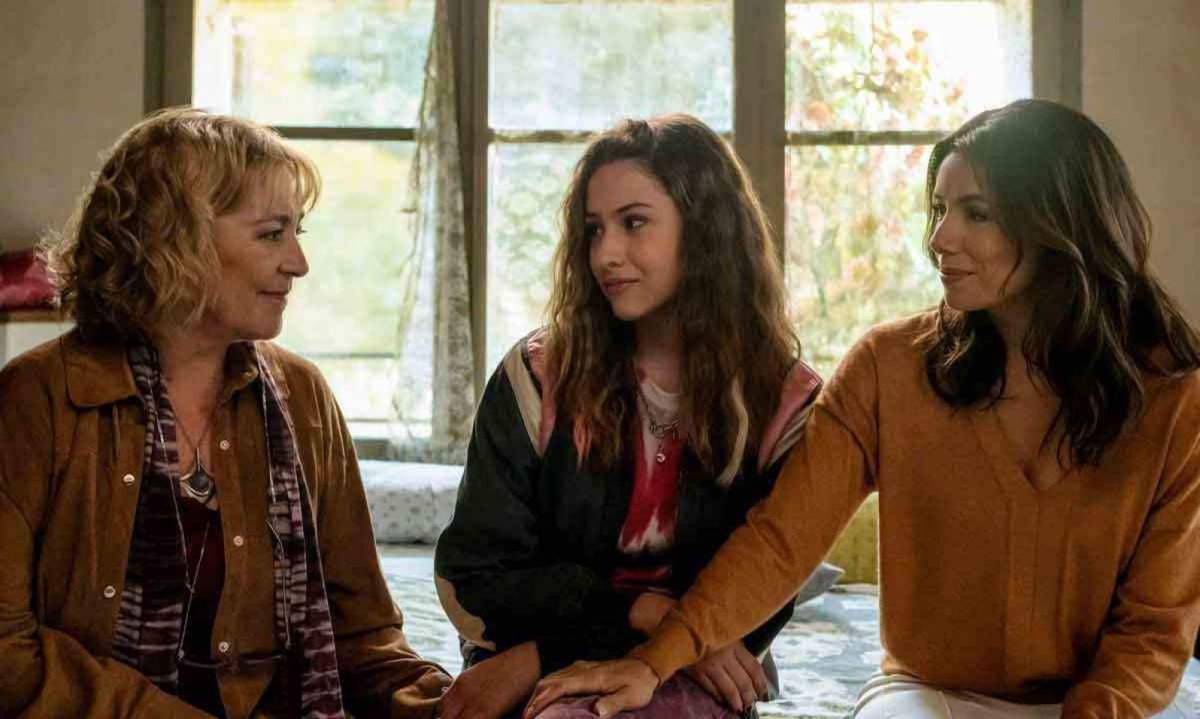 Julia (Carmen Maura) volta a contragosto para a terra natal, na Catalunha, com a neta Kate (Victoria Bazúa) e a filha Gala (Eva Longoria) -  (crédito: Apple/divulgação)