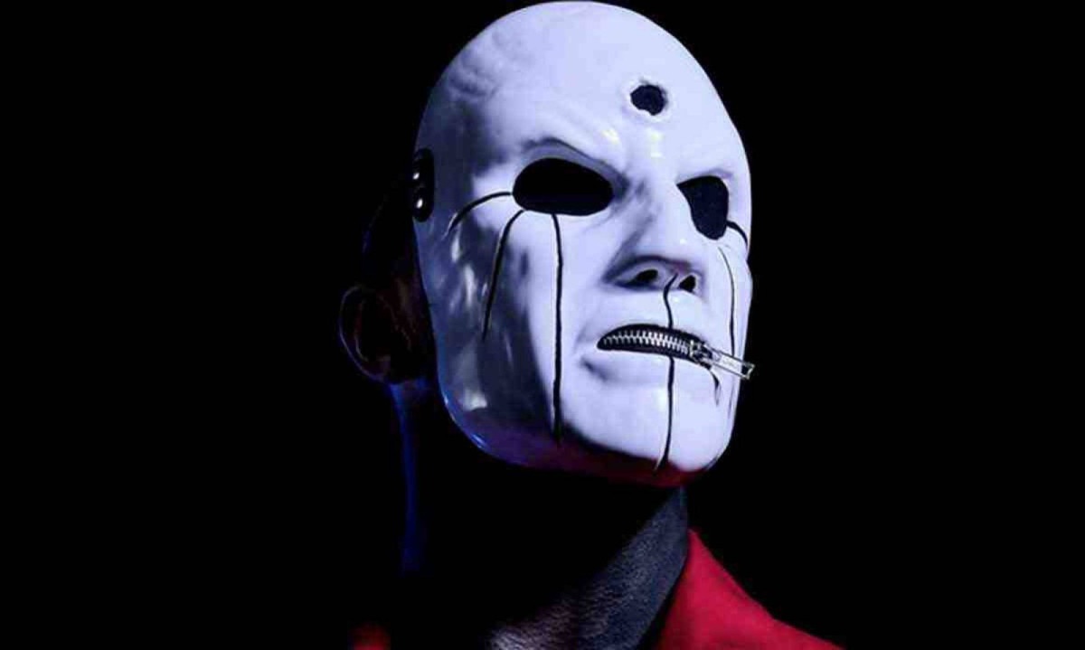 O baterista Eloy Casagrande com a tradicional máscara usada pelos integrantes da banda Slipknot, na qual ingressou em abril -  (crédito: Eloy Casagrande/Instagram)