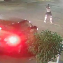 Imagens flagram roubo de carro por bandidos armados no interior de MG - Rede de Noticias