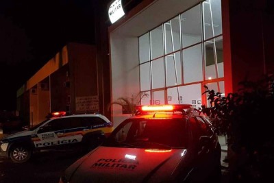 Vítima foi baleada no ombro e no peito, morrendo no local -  (crédito: Vinícius Lemos)