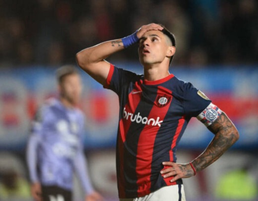  San Lorenzo's Paraguayan forward Adam Bareiro reacts after missing a chance to score during the Copa Libertadores group stage second leg football match between Argentina's San Lorenzo and Ecuador's Independiente del Valle at the Pedro Bidegain stadium in Buenos Aires, on May 9, 2024. (Photo by Luis ROBAYO / AFP)
     -  (crédito:  AFP via Getty Images)
