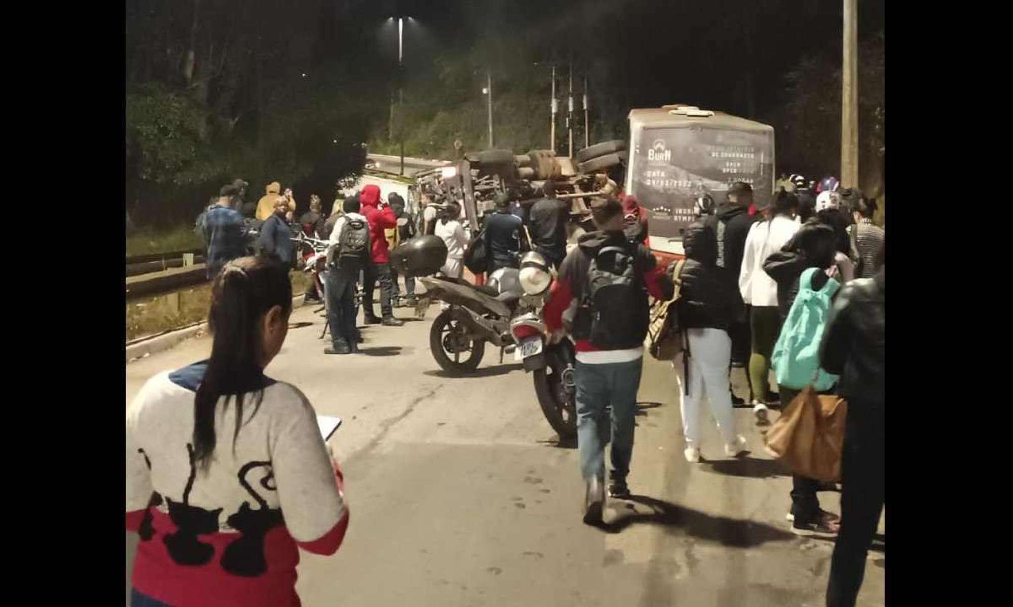 Batida entre ônibus e carreta deixa feridos e fecha MG-030, em Nova Lima