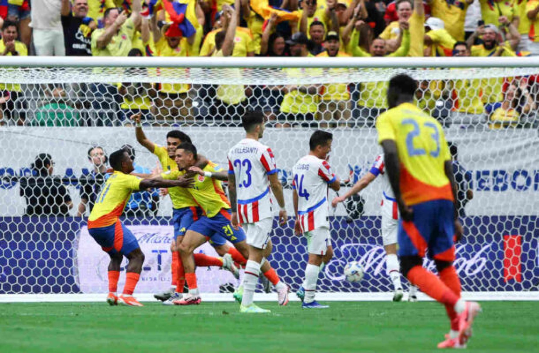 James Rodríguez comanda vitória da Colômbia