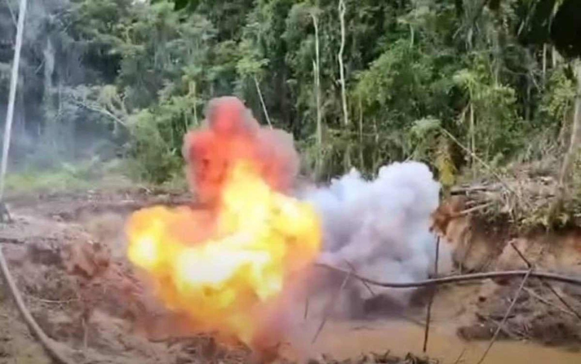 Militares destroem acampamentos de garimpo ilegal em terra dos Yanomami