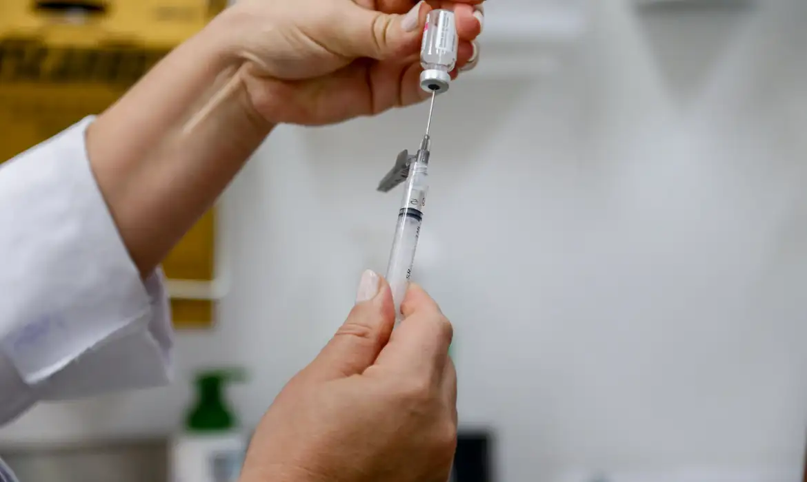 Sem doses com validade próxima, DF não amplia vacinação contra dengue -  (crédito: EBC)