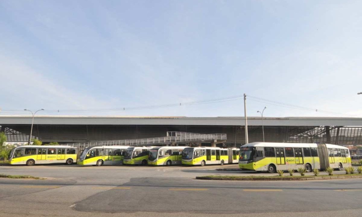 Foram emitidas 38 autuações que fizeram com que 5 ônibus fossem recolhidos para a garagem -  (crédito:  Leandro Couri / EM / D.A. Press)