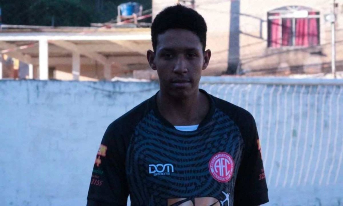 Edvander Aparecido da Silva, de 21 anos, é goleiro do América Futbol Clube, time amador de Santos Dumont/MG -  (crédito: Reprodução/Redes Sociais)