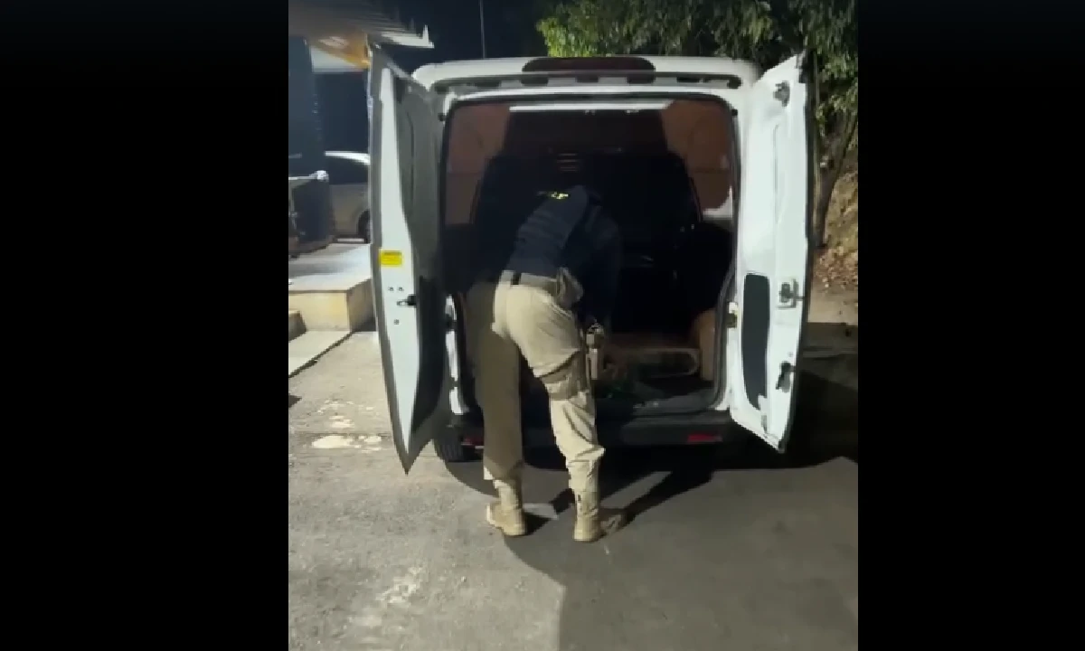 Motorista fica nervoso, revela transportar 90 quilos de maconha e é preso -  (crédito: Rede de Noticias)