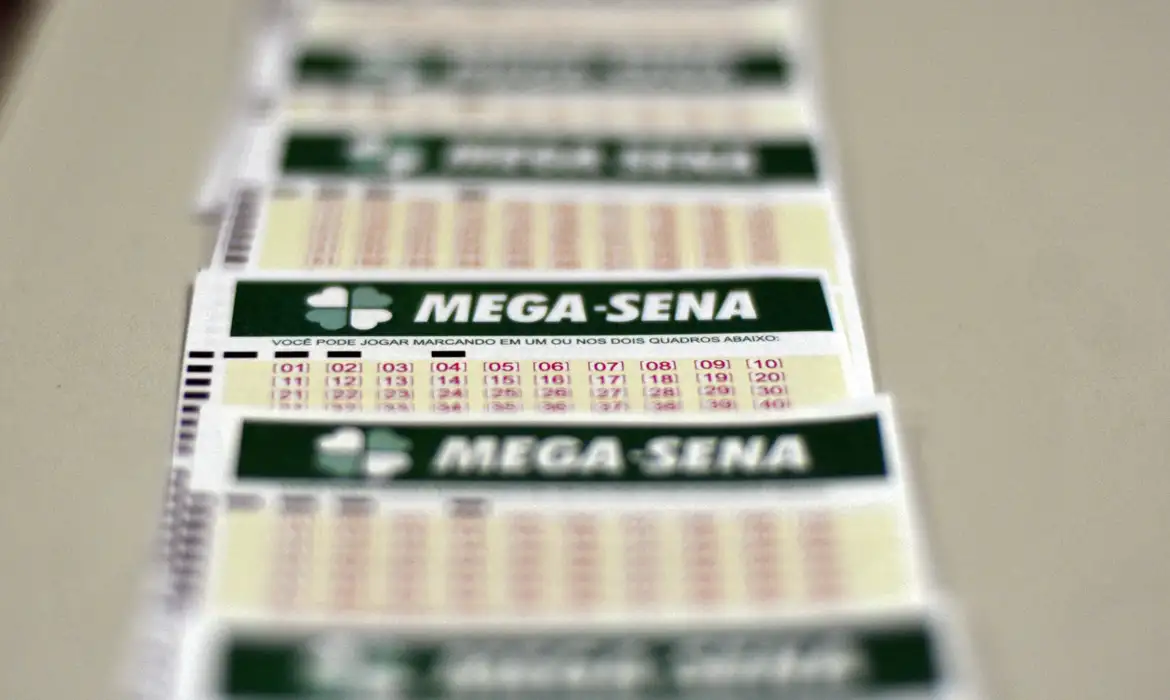 Mega-Sena vai sortear prêmio de R$ 100 milhões na próxima quinta-feira -  (crédito: EBC)