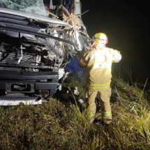 Criança de 9 anos sobrevive à colisão entre caminhões em MG - Divulgação/CBMMG