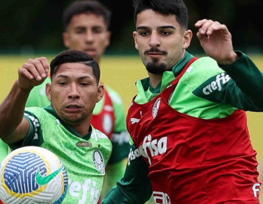Rony e Flaco López em disputa no treino do Palmeiras  -  (crédito: Cesar Greco/Palmeiras)