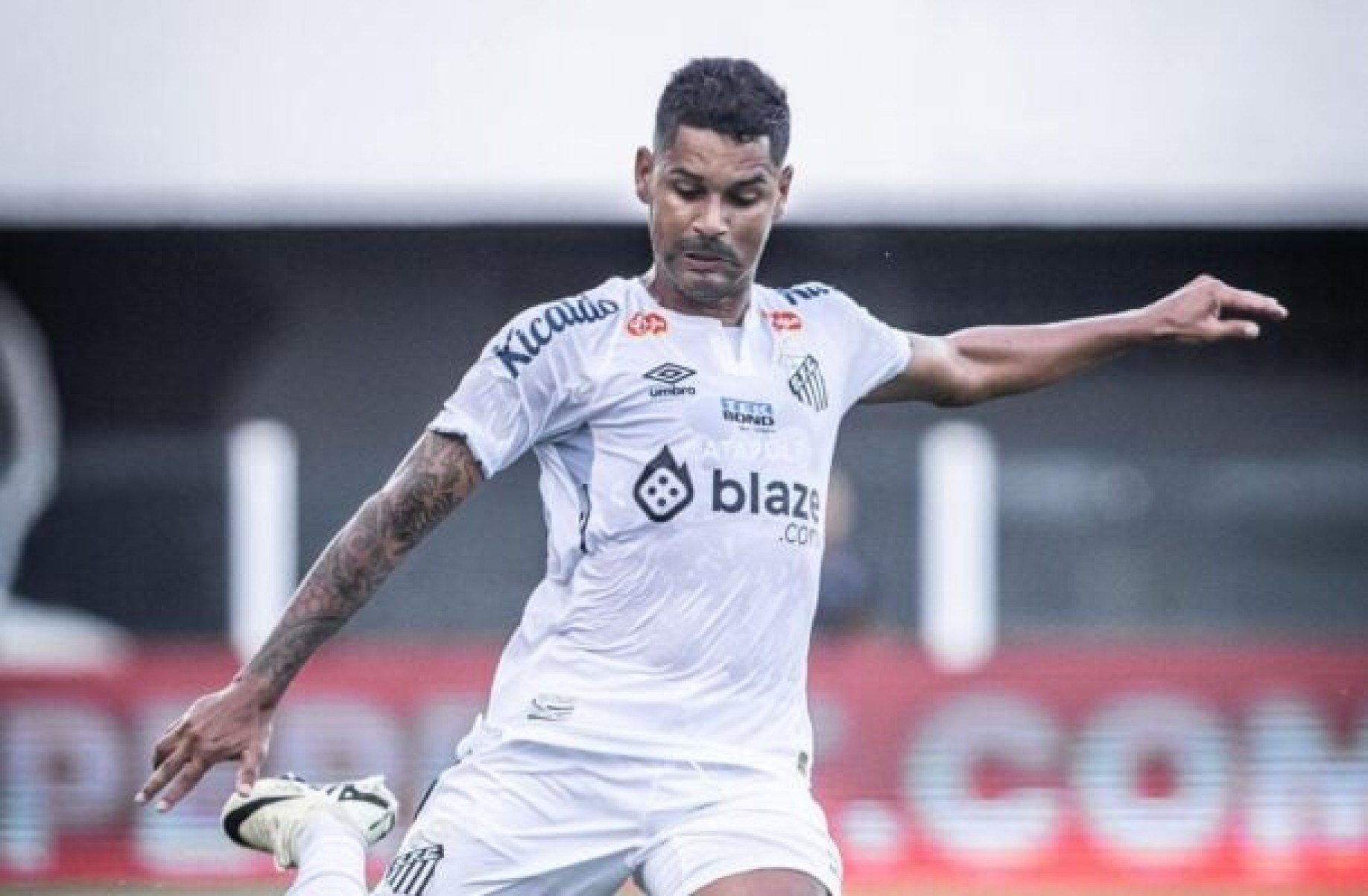 Aderlan, do Santos, entra na mira do Sport para substituir Pedro Lima