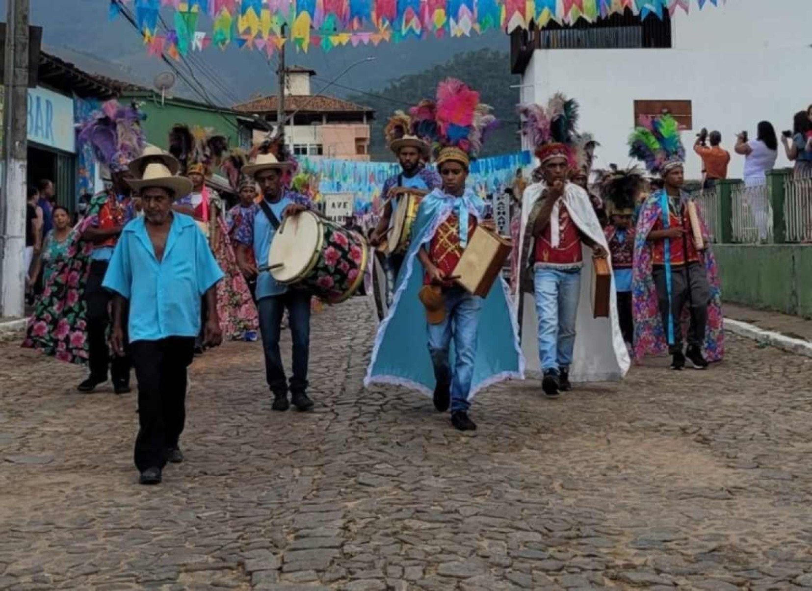 Rua ainda com os tradicionais paralelepípedos recebe manifestações culturais há décadas
