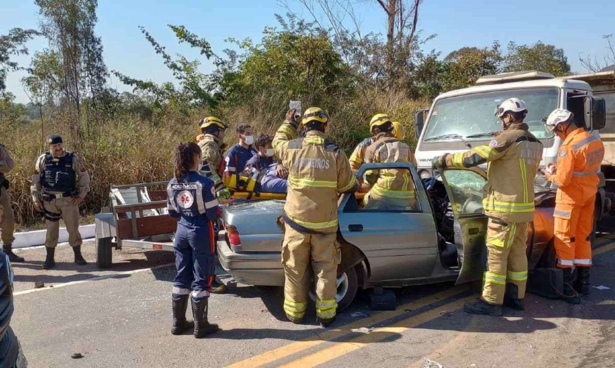Samu, Bombeiros e Polícia Rodoviária atuaram no acidente que ocorreu na BR-494, entre Divinópolis e Nova Serrana -  (crédito: Divulgação/Corpo de Bombeiros)