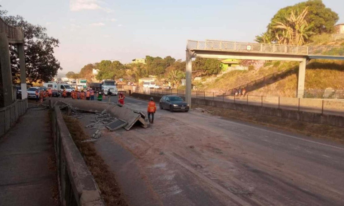 Metade da passarela caiu depois de ser atingida por uma carreta -  (crédito: Divulgação/Triunfo Concebra)