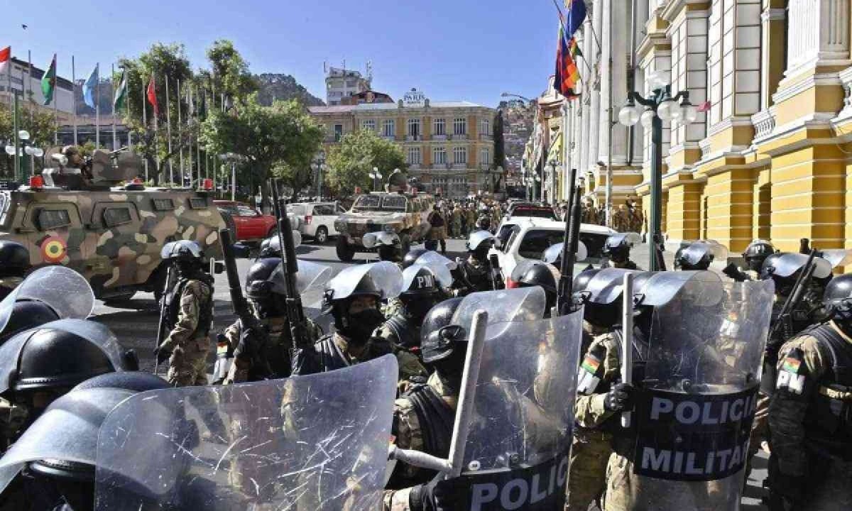 Tropas militares cercaram o palácio presidencial  -  (crédito: Aizar Raldes/AFP)