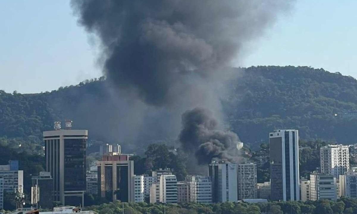 Fumaça preta do incêndio no Rio de Janeiro pode ser vista de longe -  (crédito: reprodução/redes sociais)