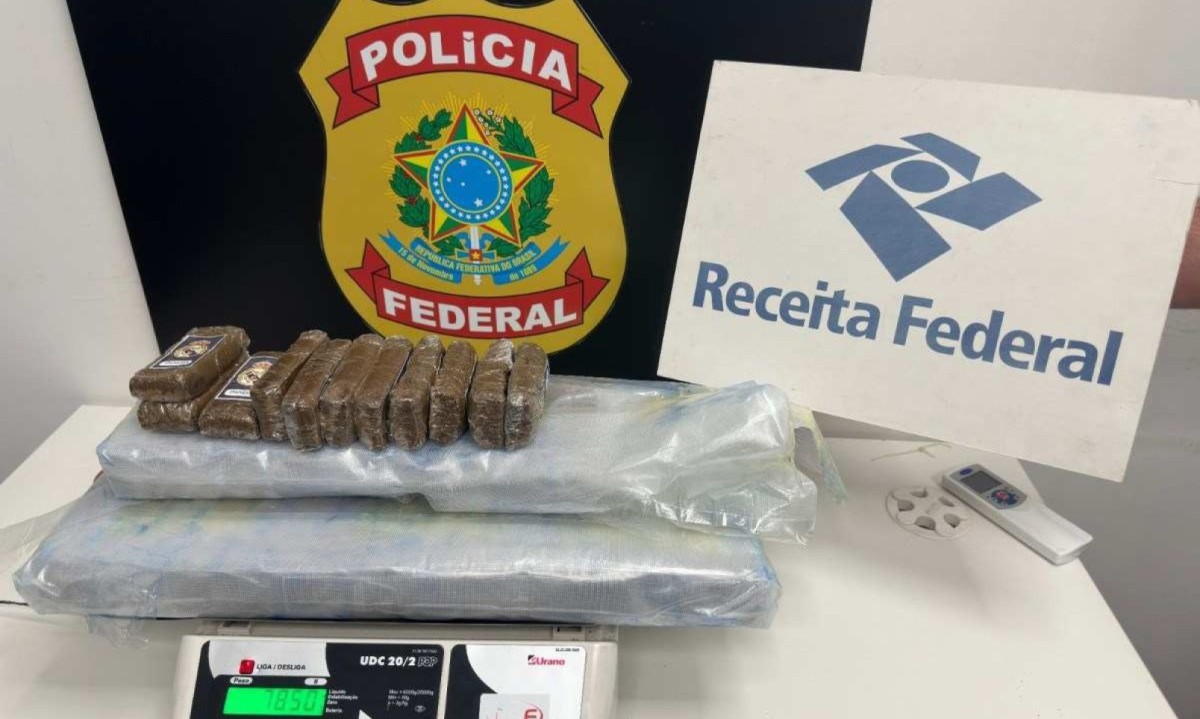 Droga estava escondida no fundo falso da mala do passageiro -  (crédito: Receita Federal/Divulgação)