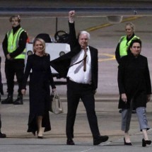 Assange é recebido por apoiadores na Áustralia após recuperar liberdade - David GRAY / AFP