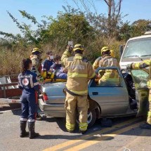 Acidente entre carros e caminhão deixa cinco feridos na BR-494 - Divulga&ccedil;&atilde;o/Corpo de Bombeiros