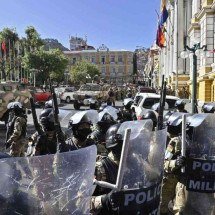 Bolívia: militares formam barricada em frente à Presidência e tentam golpe - Aizar Raldes/AFP
