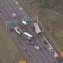 Acidente mata duas pessoas e fecha Rodovia dos Bandeirantes em SP - Reprodução TV Globo