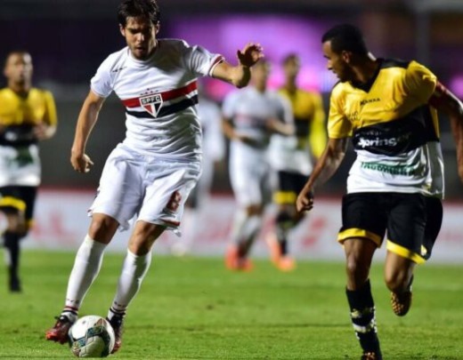  Kaka (L) of Brazils Sao Paulo, vies for the ball with Joao Vitor (R) of Brazils Criciuma, during their Copa Sudamericana football match held at Morumbi stadium, in Sao Paulo, Brazil, on September 4, 2014. AFP PHOTO / Nelson ALMEIDA        (Photo credit should read NELSON ALMEIDA/AFP via Getty Images)
      Caption  -  (crédito:  AFP via Getty Images)