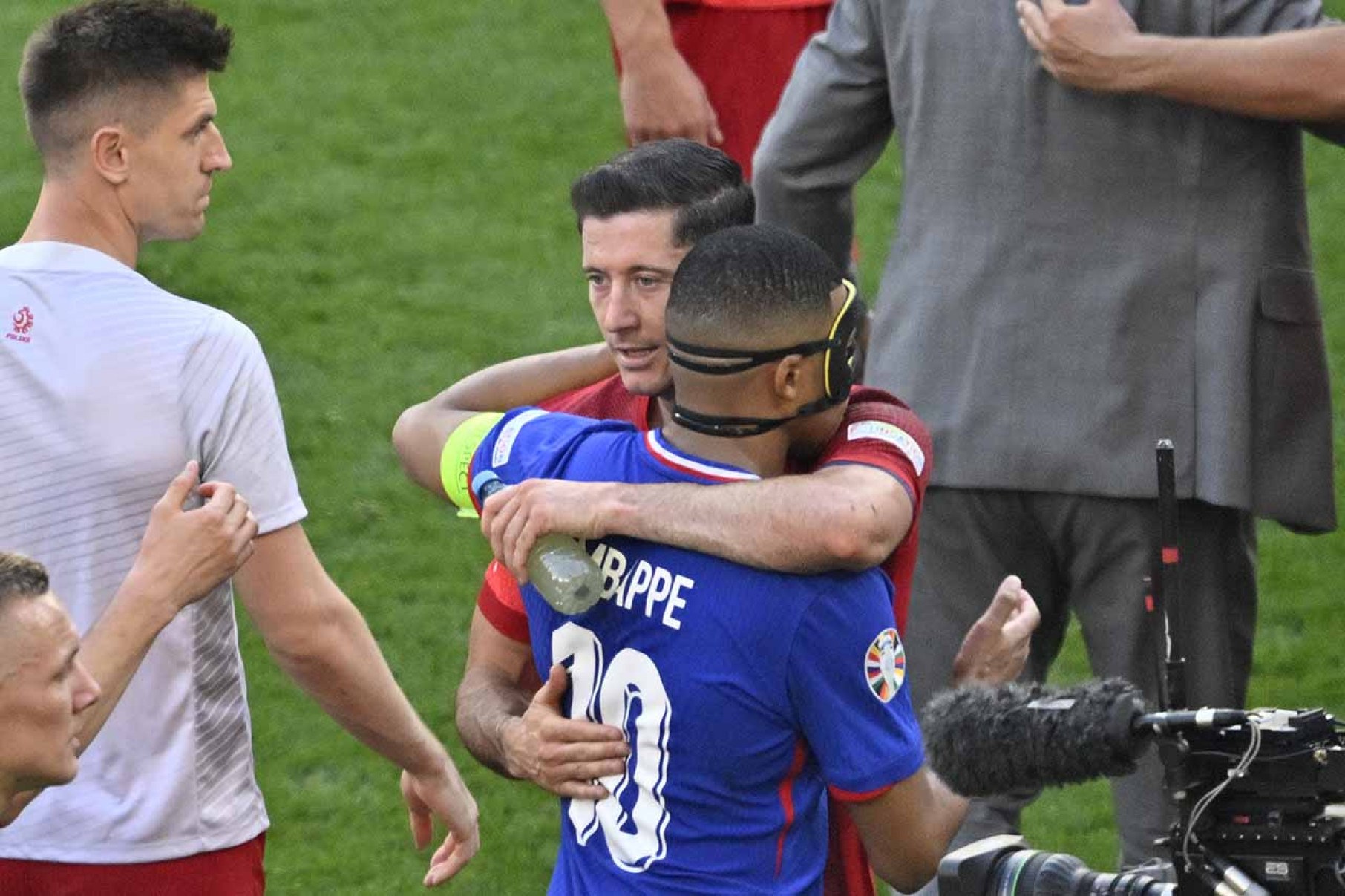 Rádio indica que Mbappé insultou Lewandowski em campo na Eurocopa