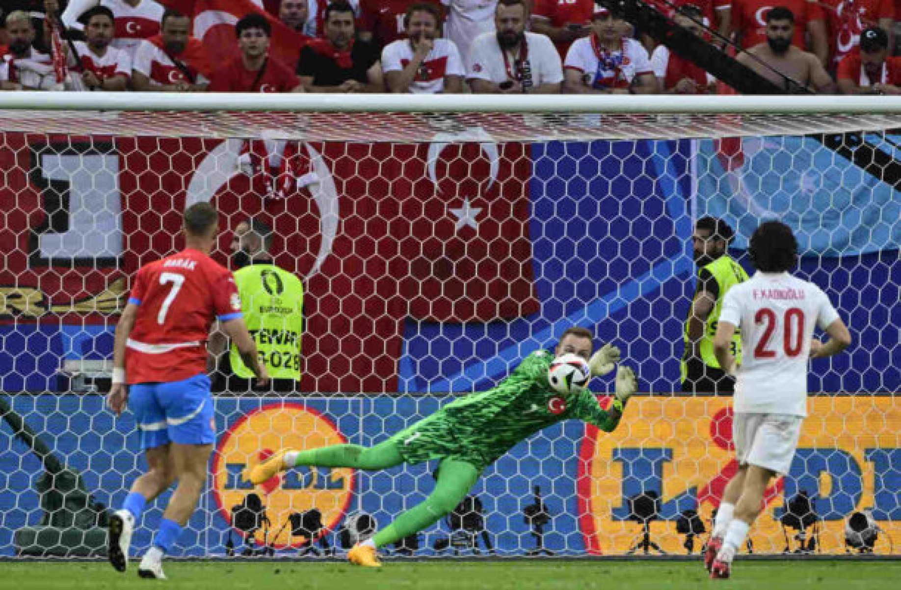 Turquia vence jogo tenso e se garante nas oitavas de  final