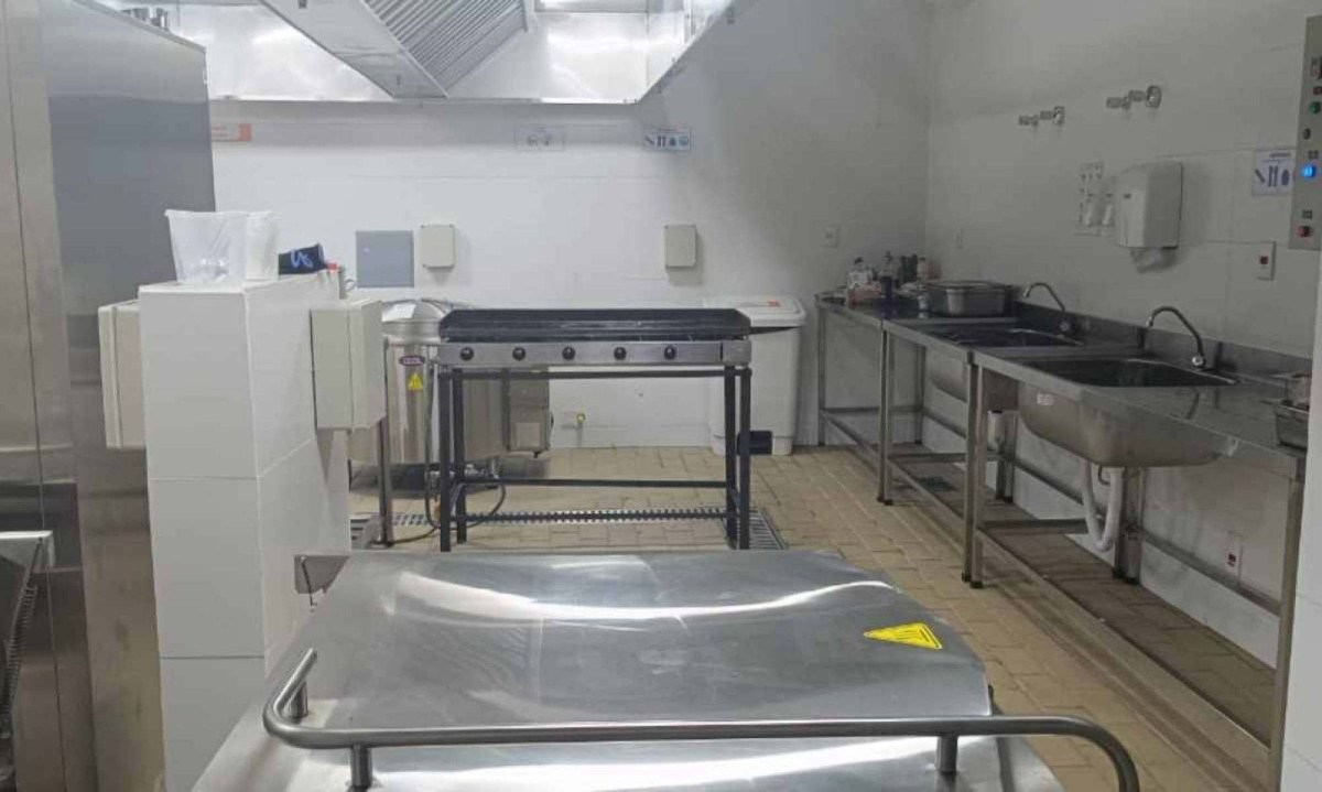 Cozinha industrial inaugurada nesta quinta (27) no Hospital Municipal de Contagem tem capacidade para produzir cerca de 2 mil refeições por dia -  (crédito: Divulgação/Hospital Municipal de Contagem)