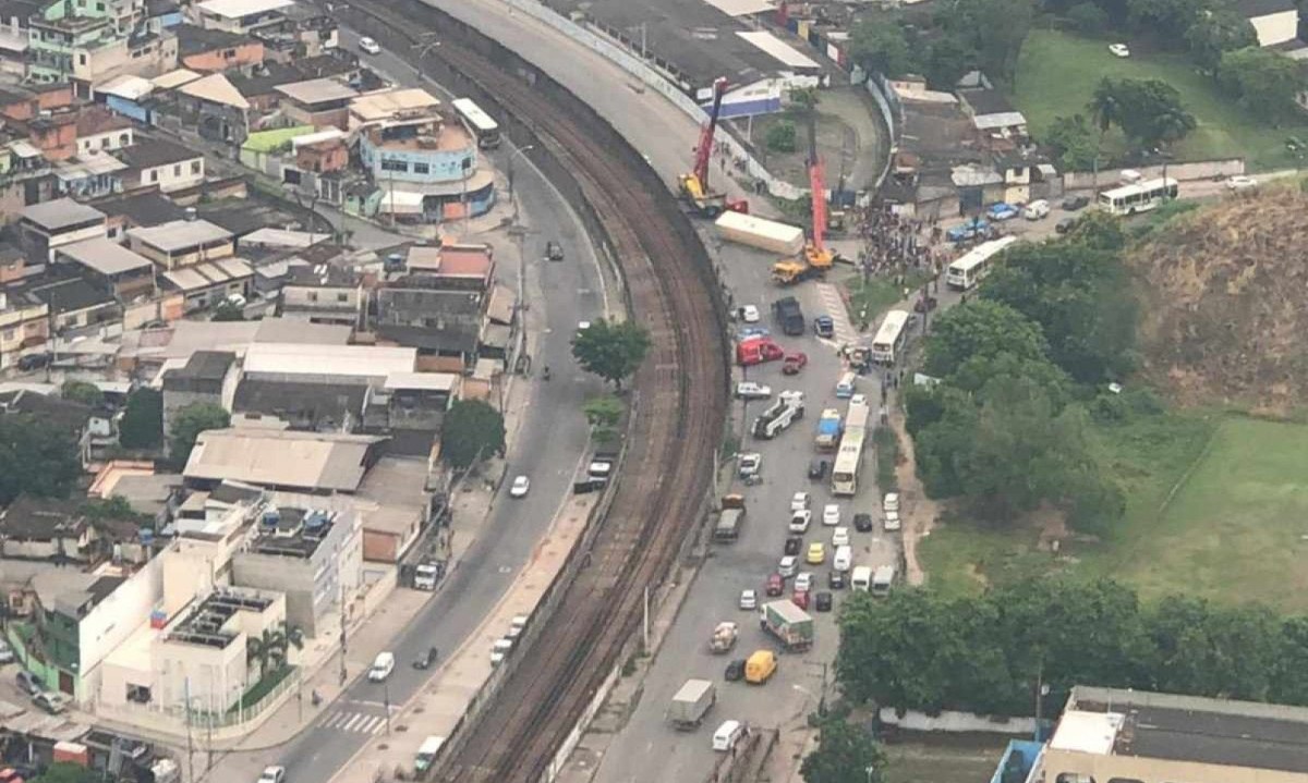 Imagem aérea de entroncamento em Costa Barros, no Rio de Janeiro, onde ocorreu tiroteio entre facções rivais de criminosos -  (crédito: Helicóptero da Super Rádio Tupi)