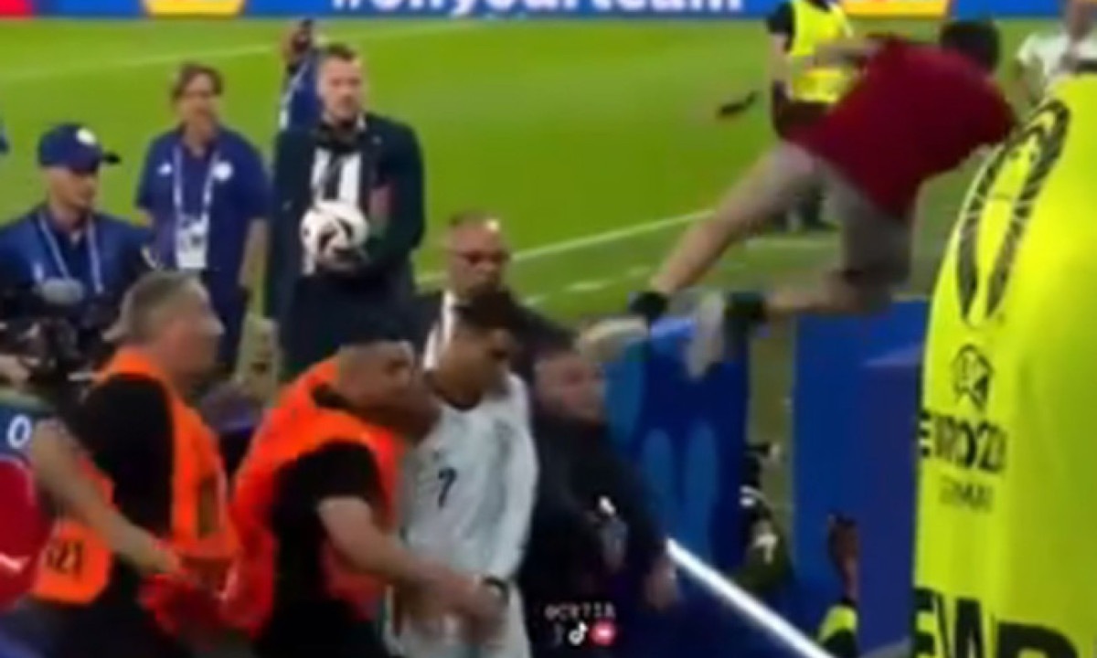 Cristiano Ronaldo quase é atingido por torcedor que pulou da arquibancada; veja o vídeo -  (crédito: No Ataque Internacional)