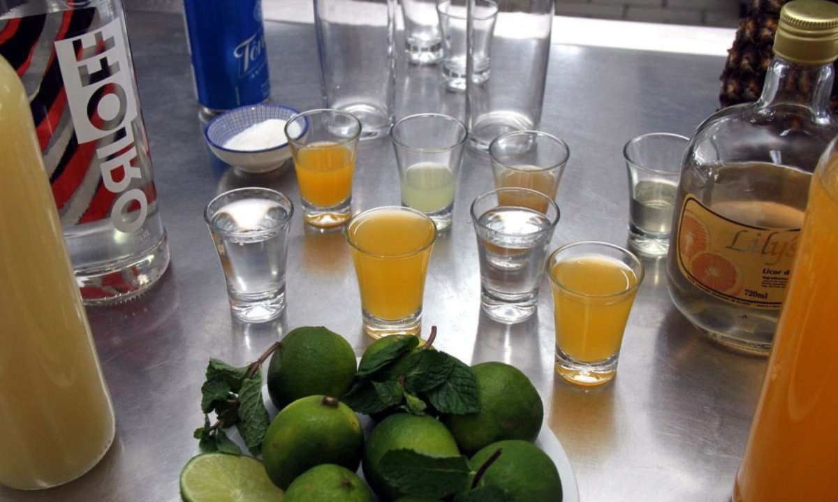 Foram desenvolvidos fermentados de limão cravo (6,5% GL) e limão thaiti (7% GL) e a partir deles, coquetéis