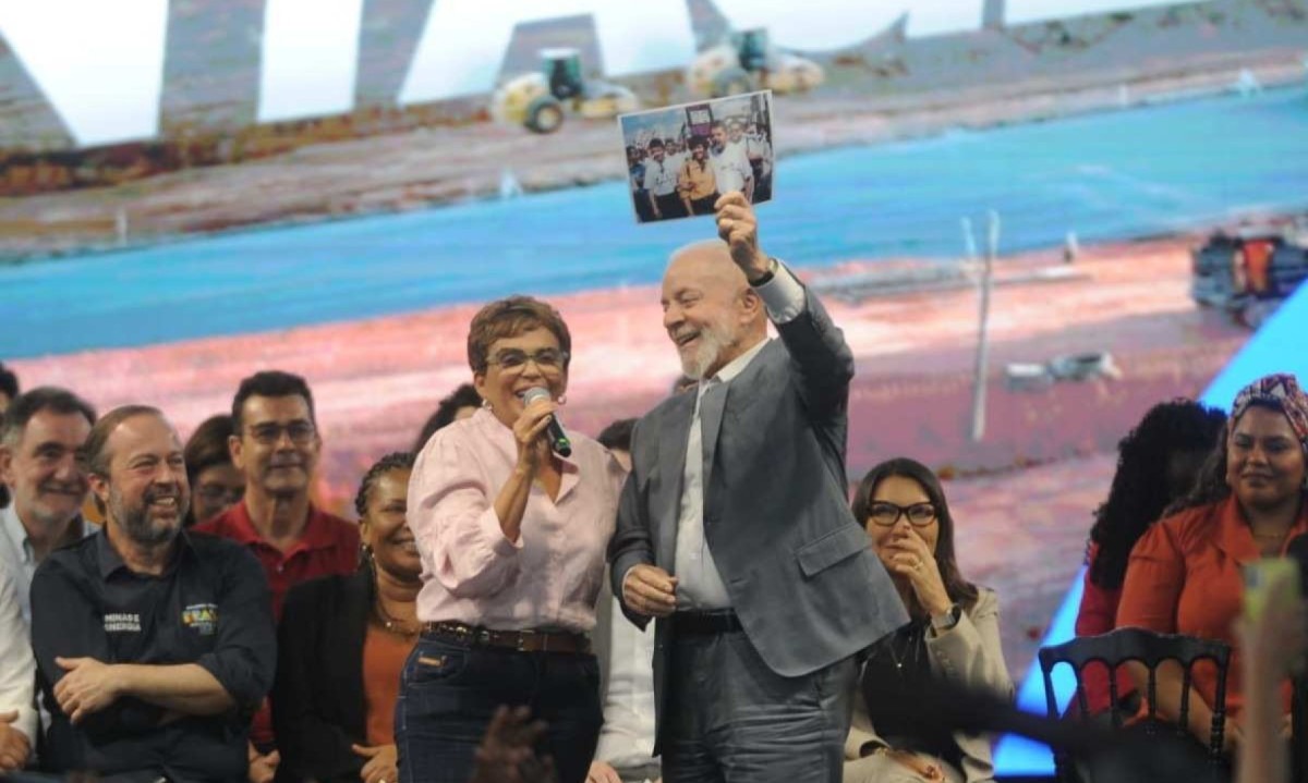 A prefeita Marília Campos entregou uma foto antiga dela com Lula, em Contagem -  (crédito: Alexandre Guzanshe)