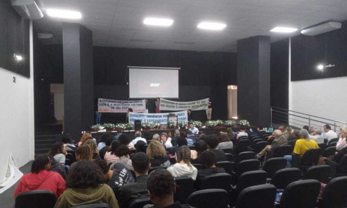 Moradores compareceram ao Teatro Municipal de Santa Luzia para acompanhar a reunião  -  (crédito: Movimento Salve Santa Luzia/Divulgação )