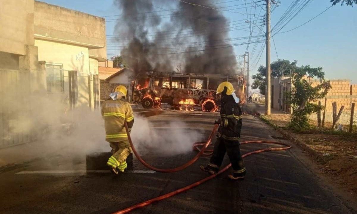 Os bombeiros foram acionados e debelaram as chamas com 1h de operação -  (crédito: Divulgação / Corpo de Bombeiros Militar de Minas Gerias)