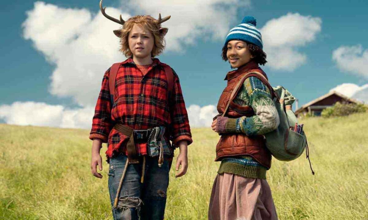 Gus (Christian Convery) e Wendy (Naledi Makel Murray) se aventuram no mundo pós-apocalíptico -  (crédito: Netflix/divulgação)