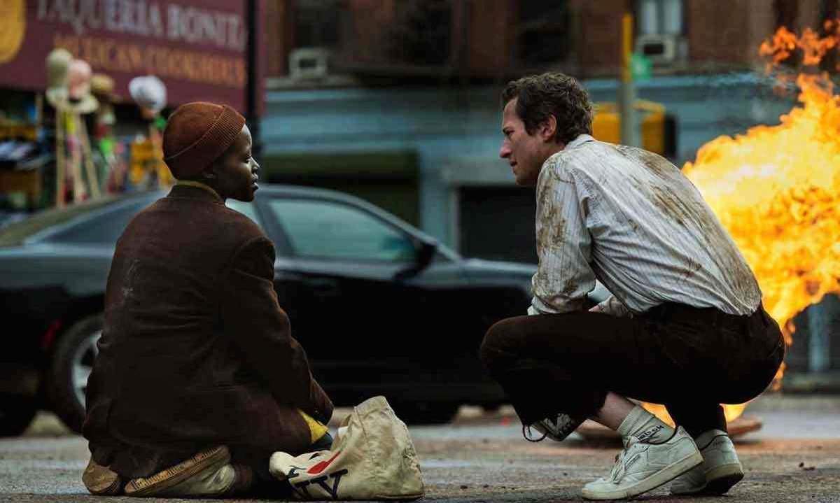 Samira (Lupita Nyong'o) e Eric (Joseph Quinn) vivem momentos desesperadores em Nova York durante o filme 