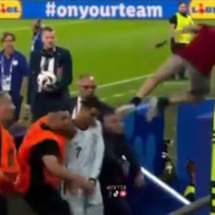 Cristiano Ronaldo quase é atingido por torcedor que pulou da arquibancada; veja o vídeo - No Ataque Internacional