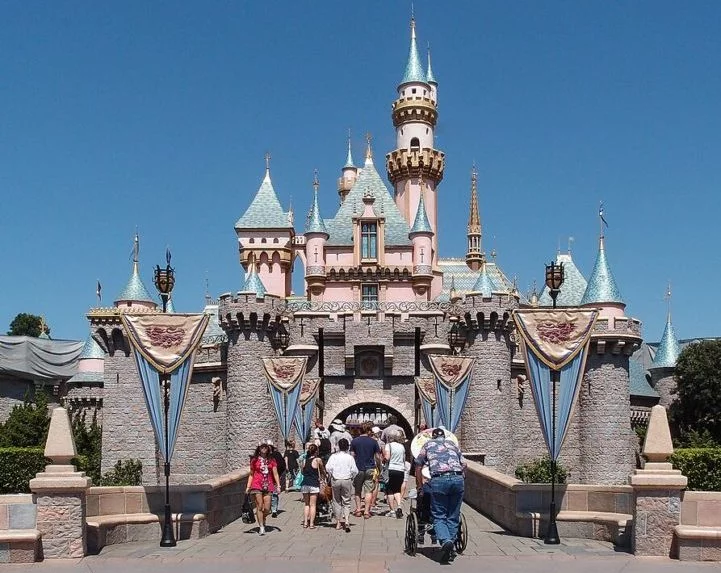 Casal morou em parque da Disney por 16 anos "escondido" do público - wikimedia commons Tuxyso