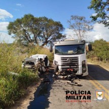 MG: adolescente morre e irmão fica ferido em acidente com carro e caminhão - PMRv/Divulgação