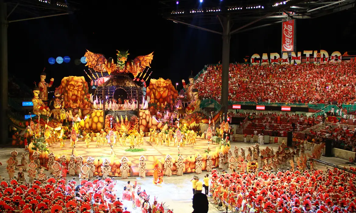 Festa dos visitantes esquenta público dos bois de Parintins -  (crédito: EBC)