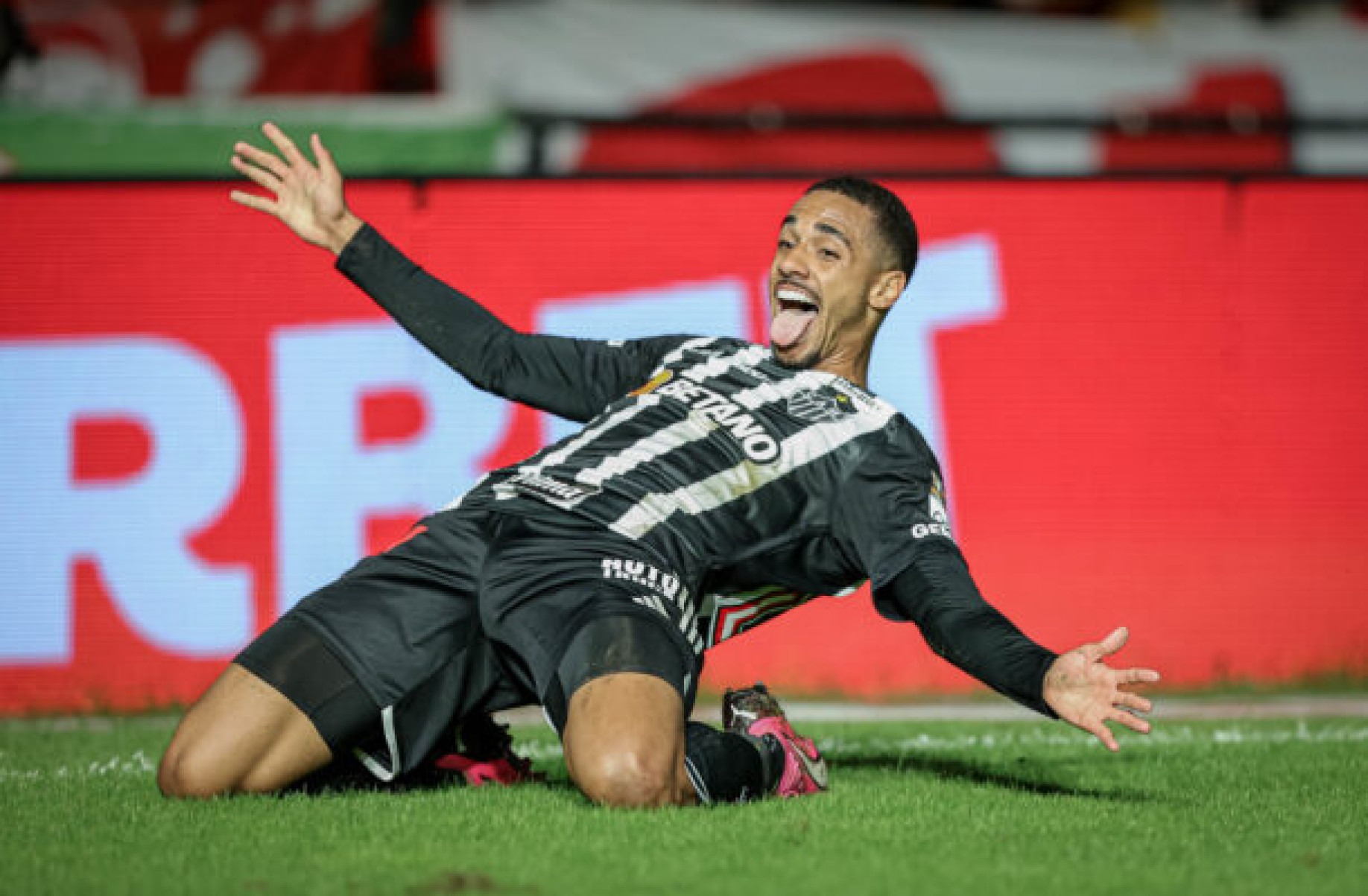 Rômulo vibra com primeiro gol pelo profissional do Atlético