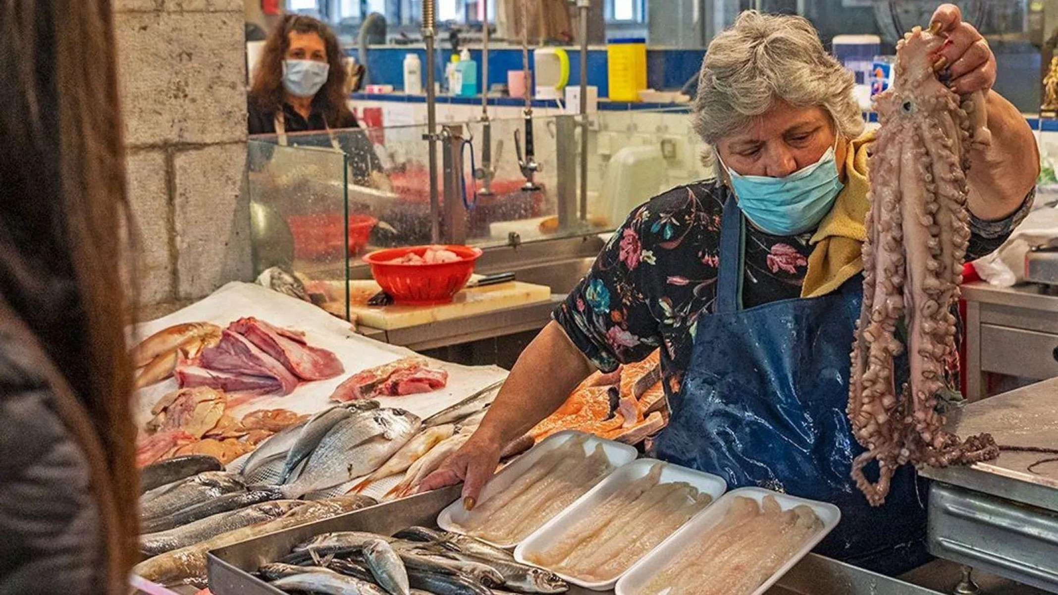 Os pescadores de polvos que estão ajudando a proteger o maior recife de corais de Portugal