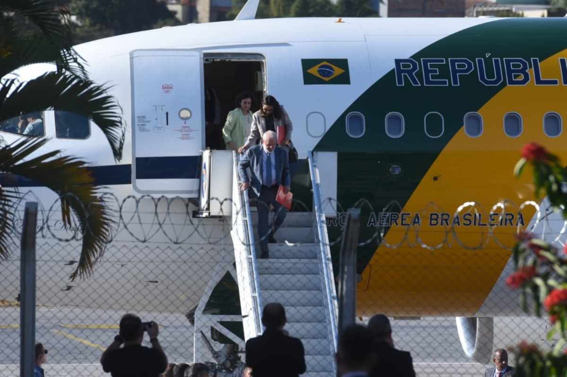 Lula em BH: presidente é recebido por Fuad no aeroporto da Pampulha