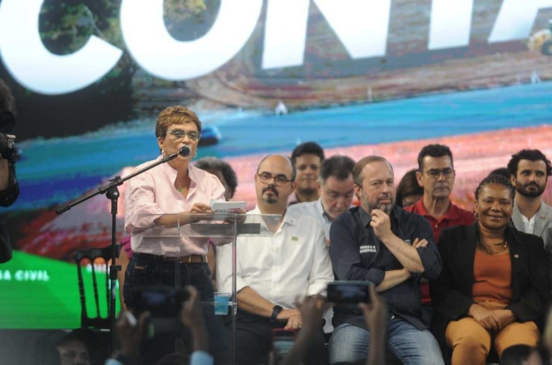 A prefeita Marília Campos discursa sob os olhares do vice-governador Mateus Simões