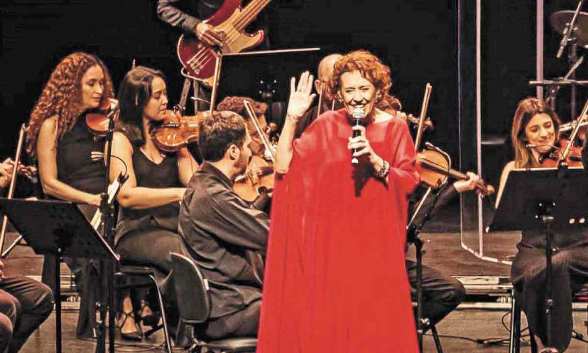 Babaya sobe ao palco no show 'De vida e canções', dedicado a Milton