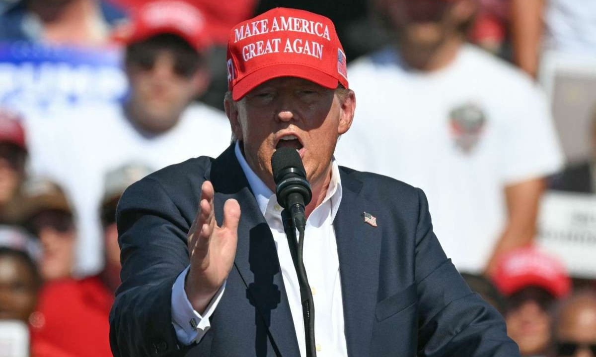  Former US President and Republican presidential candidate Donald Trump speaks during a campaign rally at the Historic Greenbrier Farms in Chesapeake, Virginia, on June 28, 2024. (Photo by Jim WATSON / AFP)
       -  (crédito:  AFP)