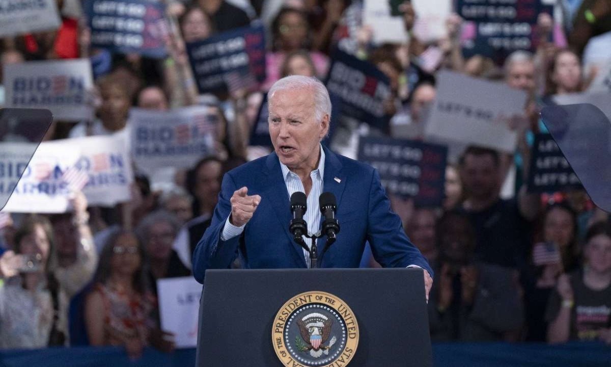  RALEIGH, NORTH CAROLINA - JUNE 28: U.S. President Joe Biden speaks at a post-debate campaign rally on June 28, 2024 in Raleigh, North Carolina. Last night President Biden and Republican presidential candidate, former U.S. President Donald Trump faced off in the first presidential debate of the 2024 campaign.   Allison Joyce/Getty Images/AFP (Photo by Allison Joyce / GETTY IMAGES NORTH AMERICA / Getty Images via AFP)
       -  (crédito: Alisson Joyce/Getty Images/AFP)